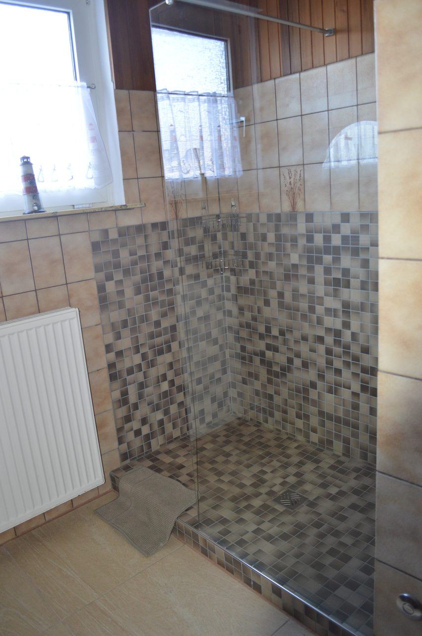 Badezimmer mit Dusche
