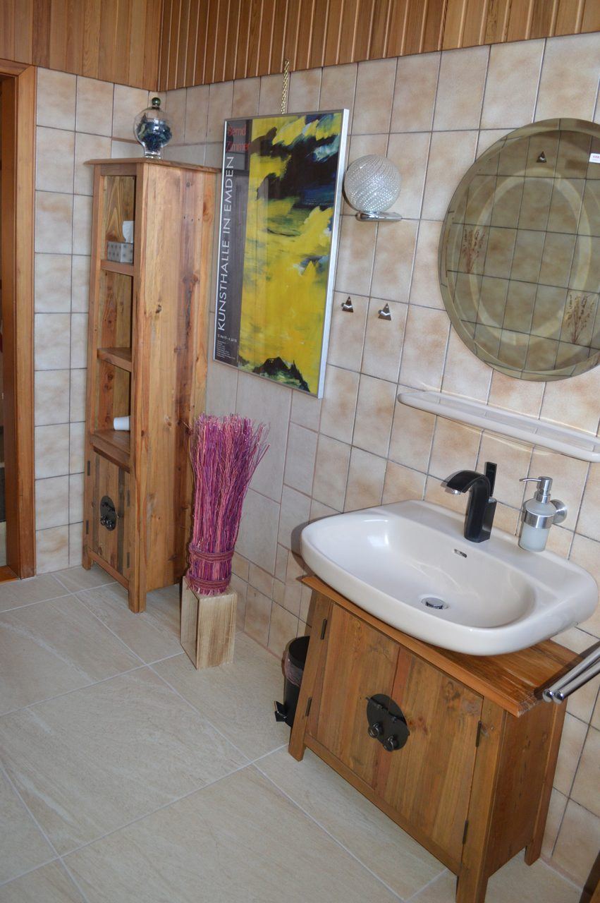 Waschbereich mit Holzmöbeln