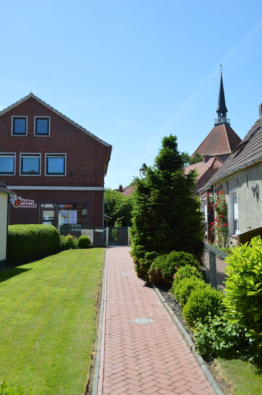 Außenansicht mit historischer Dorfkirche von Rysum
