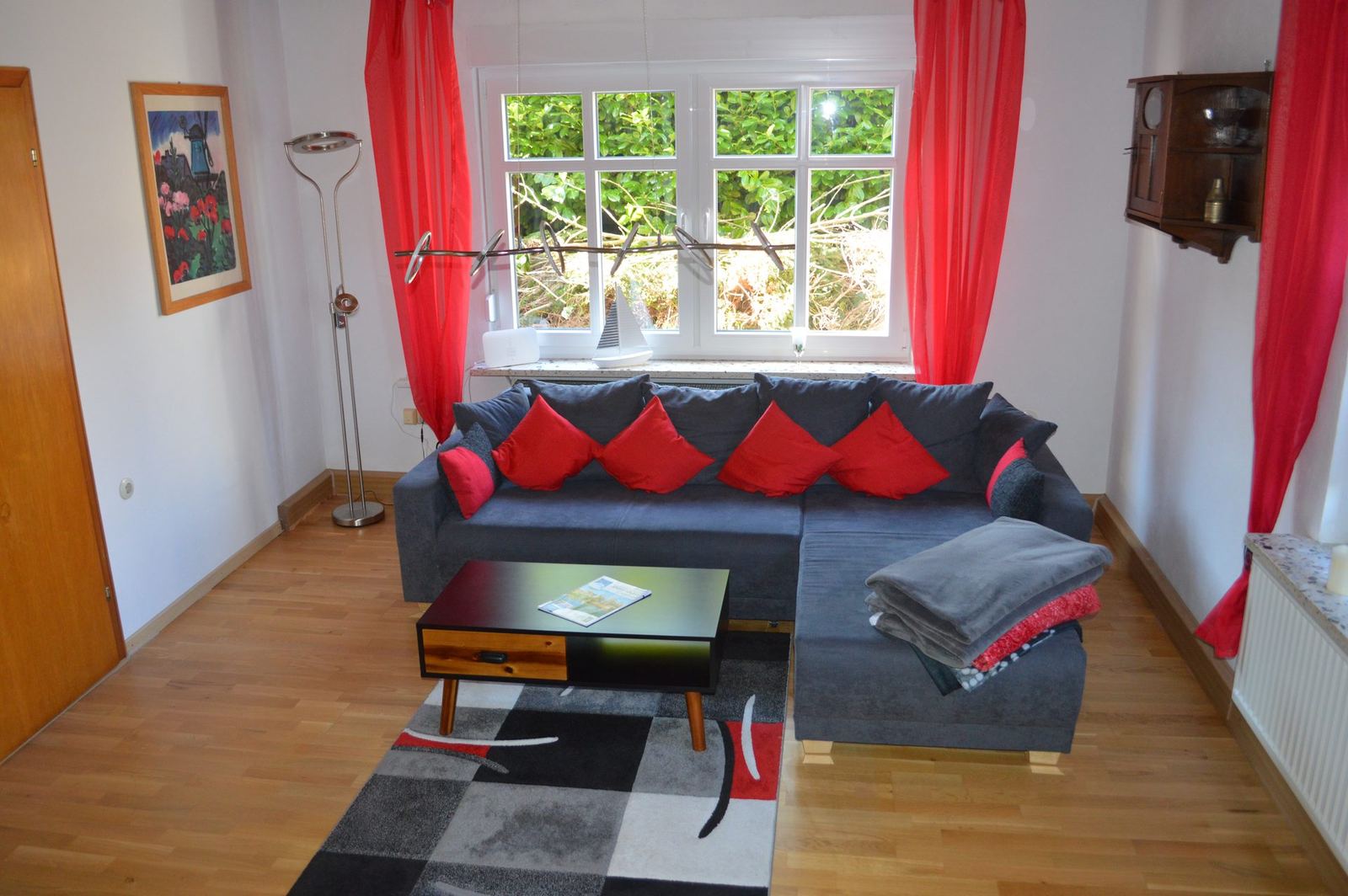 Wohnlesezimmer mit großem Sofa