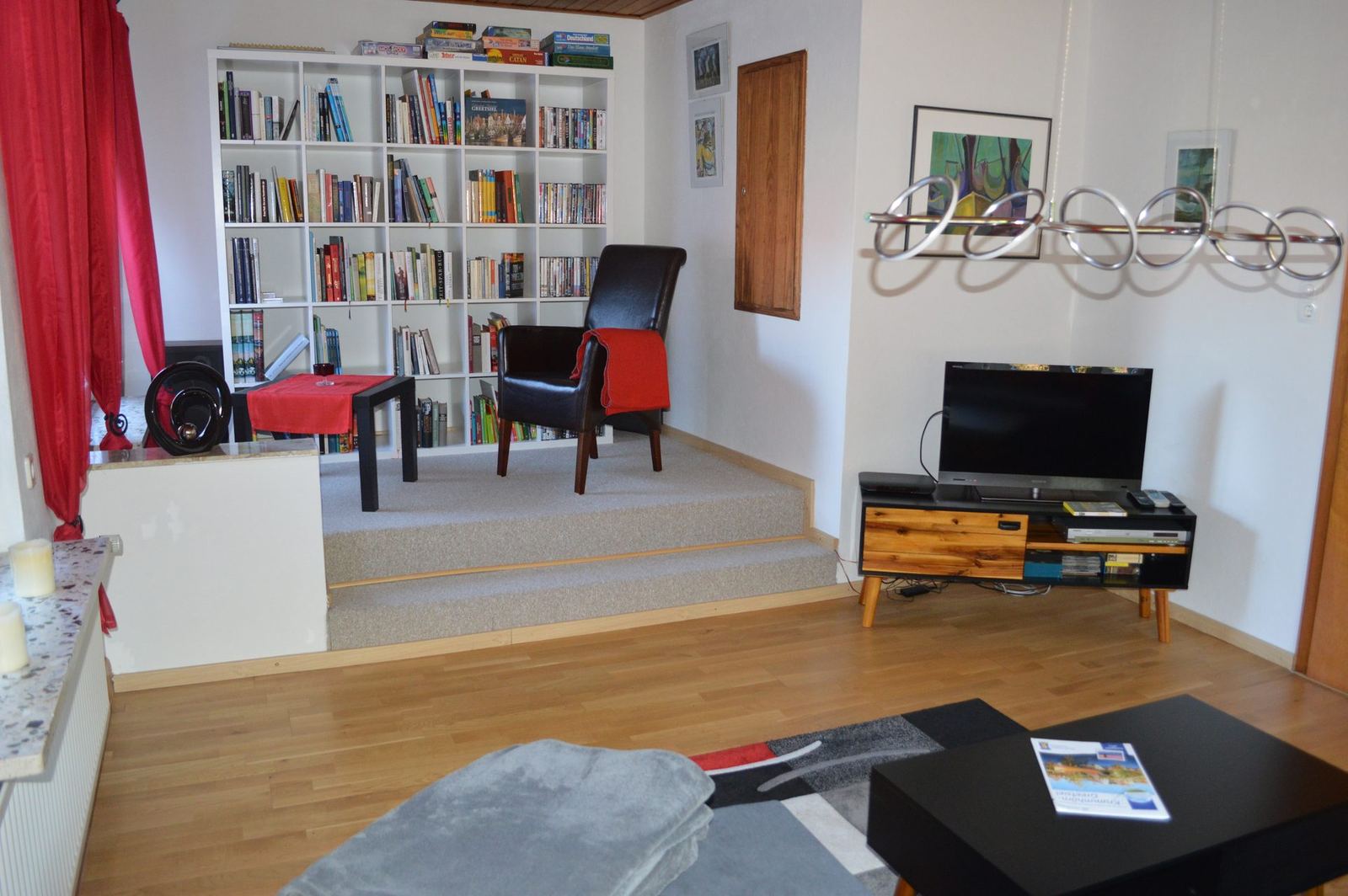 Lesezimmer mit TV und Bücherwand