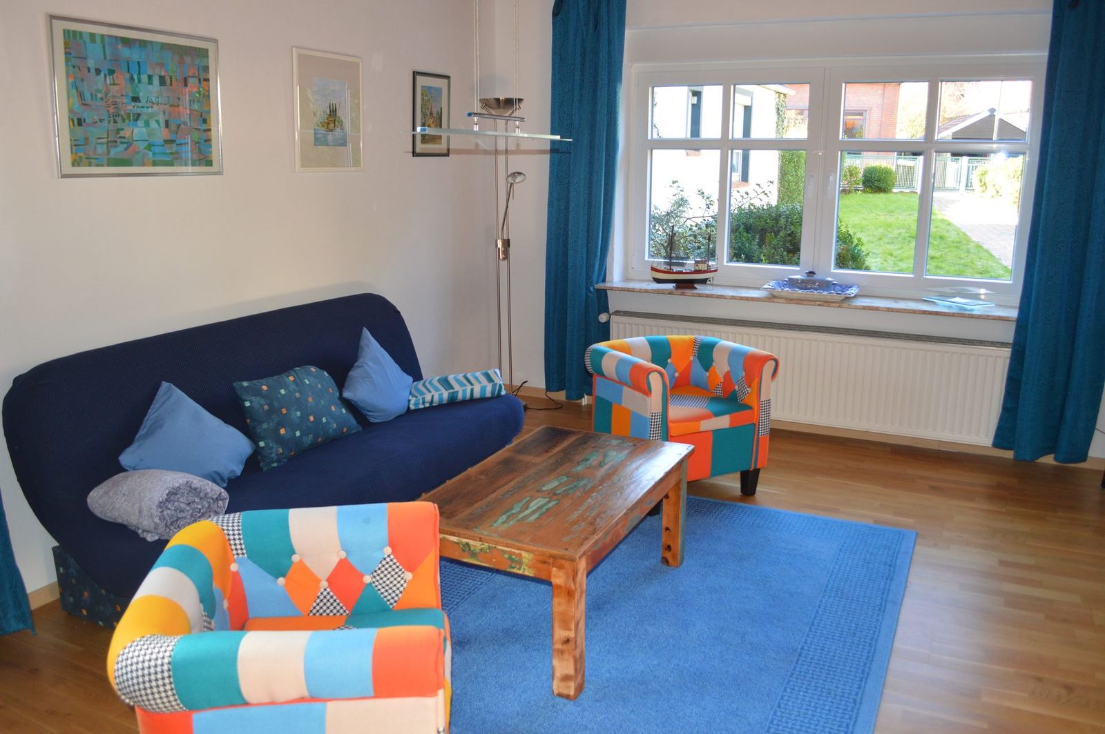 Wohnzimmer mit großen Fenstern im Ferienhaus Rysum